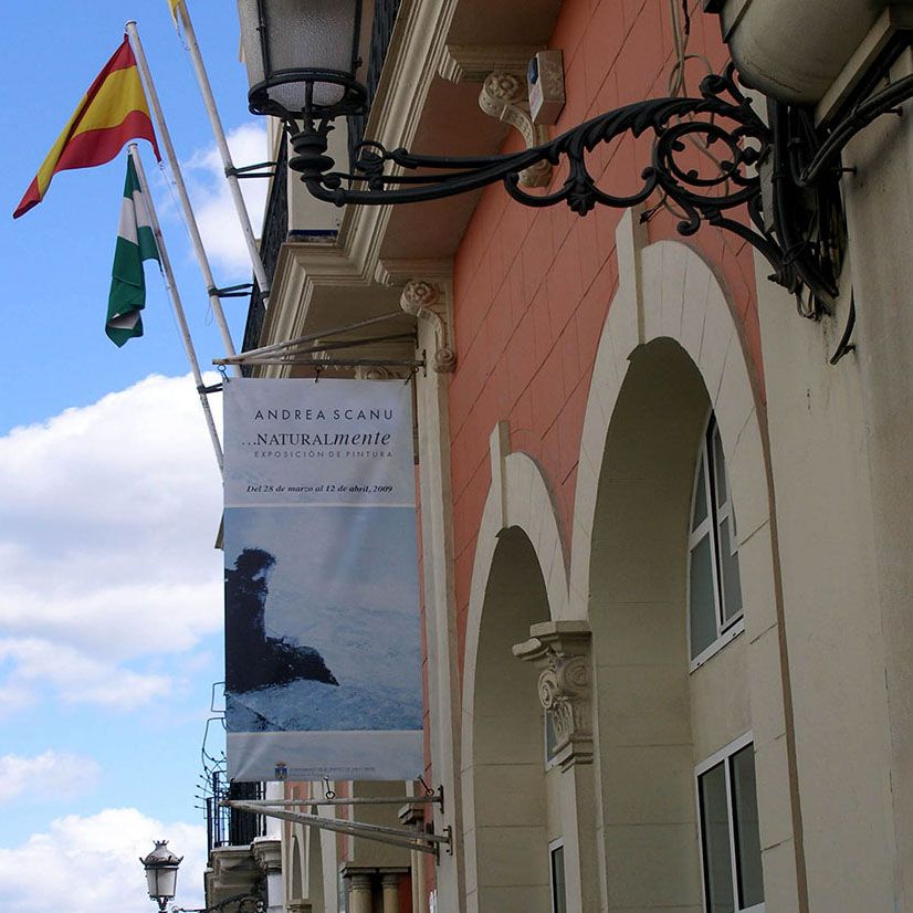 Foto de la fachada de un museo con el cartel de la exposición "Naturalmente" de Andreina Scanu