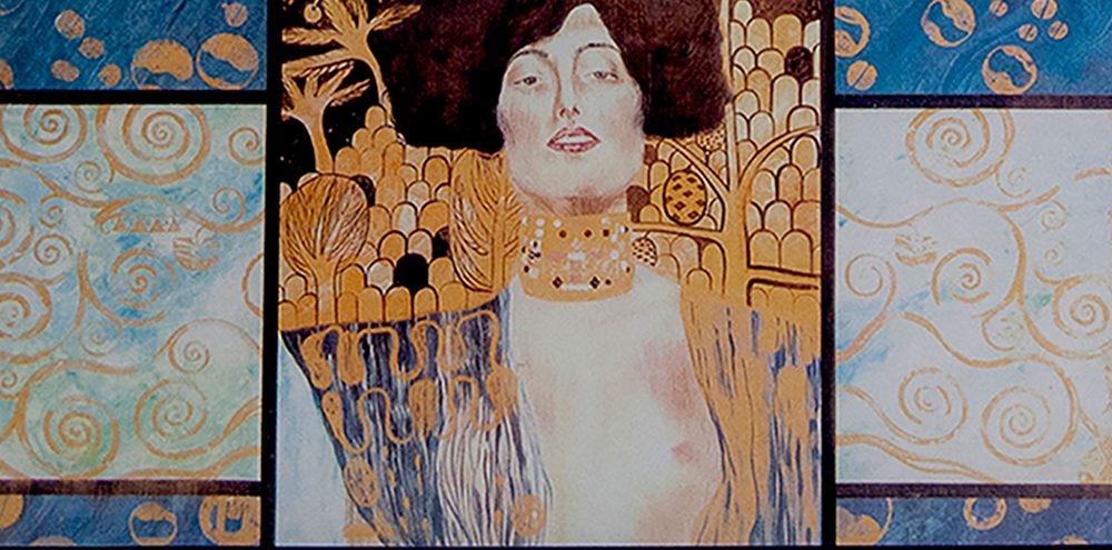 Mural para el pub L'ultima Follia en Italia. Hay una mujer en el centro con un collar de cuello alto dorado. Lleva puesta una tunica con colores dorados y azules. Detrás tiene como unas vidrieras de colores dorados con árboles.